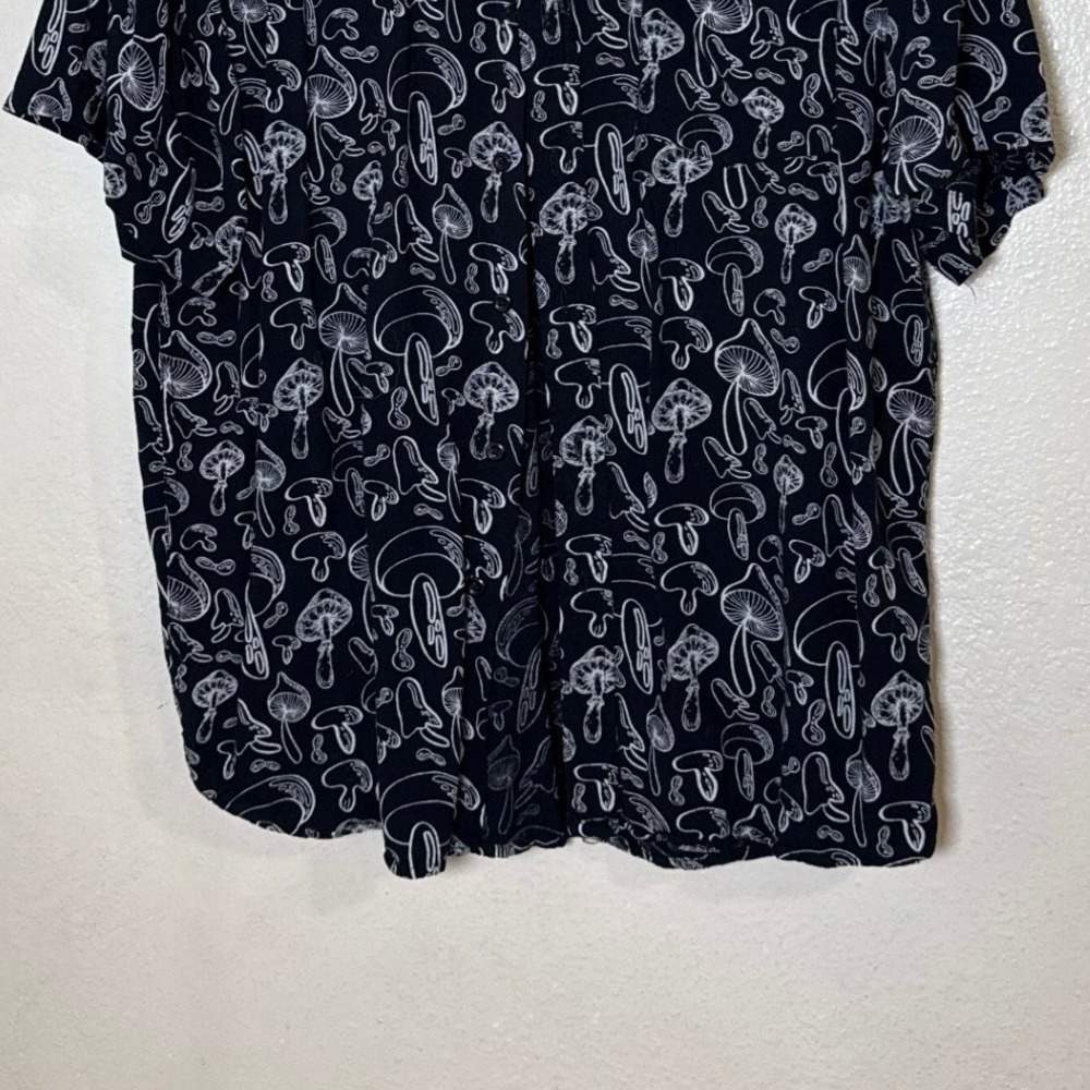 Hot Topic Men Shirt Black White L Mushroom Short Sleeve Camp Button Up Novelty - Picture 5 of 9